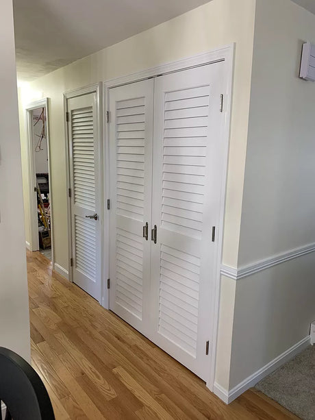 2 Plantation Louver Panel Interior Pine Wood Closet Door (Primed) - Image 6