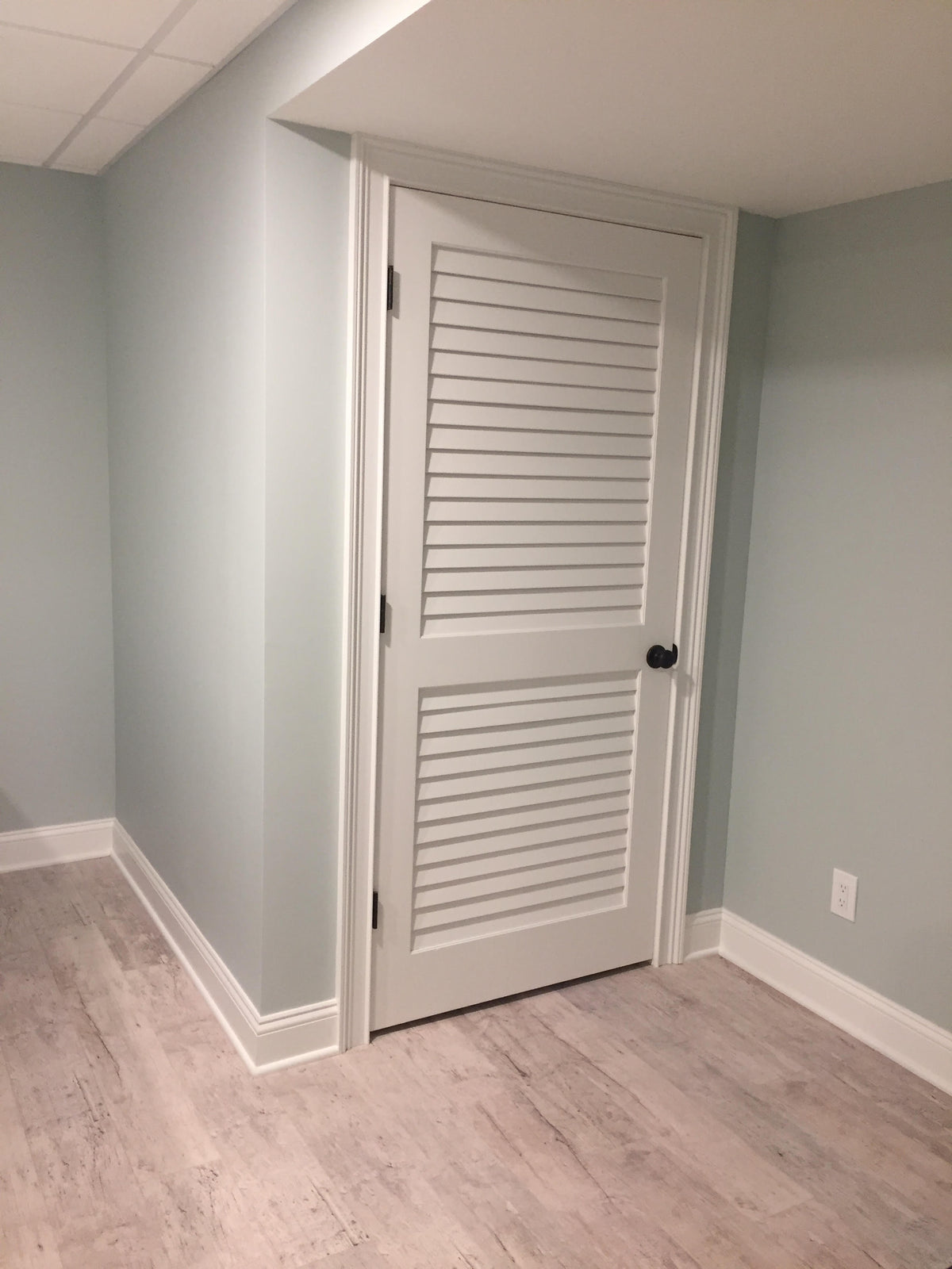 2 Plantation Louver Panel Interior Pine Wood Closet Door (Primed)